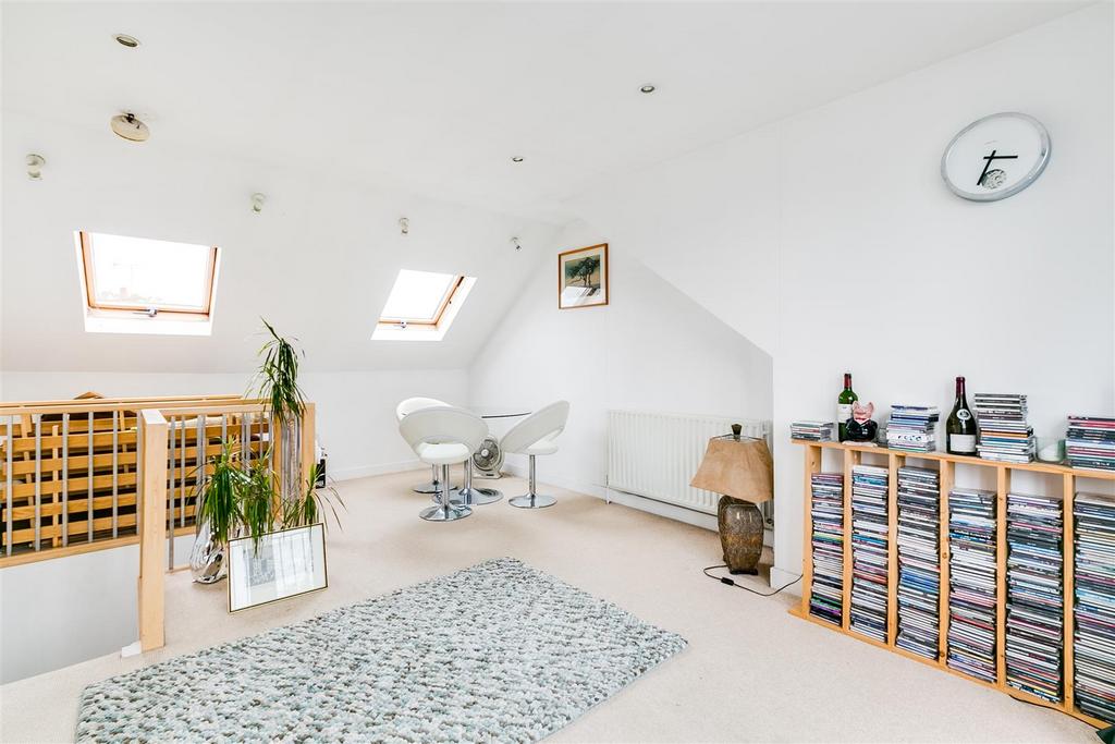 Graham Road, London 2 bed flat £1,900 pcm (£438 pw)