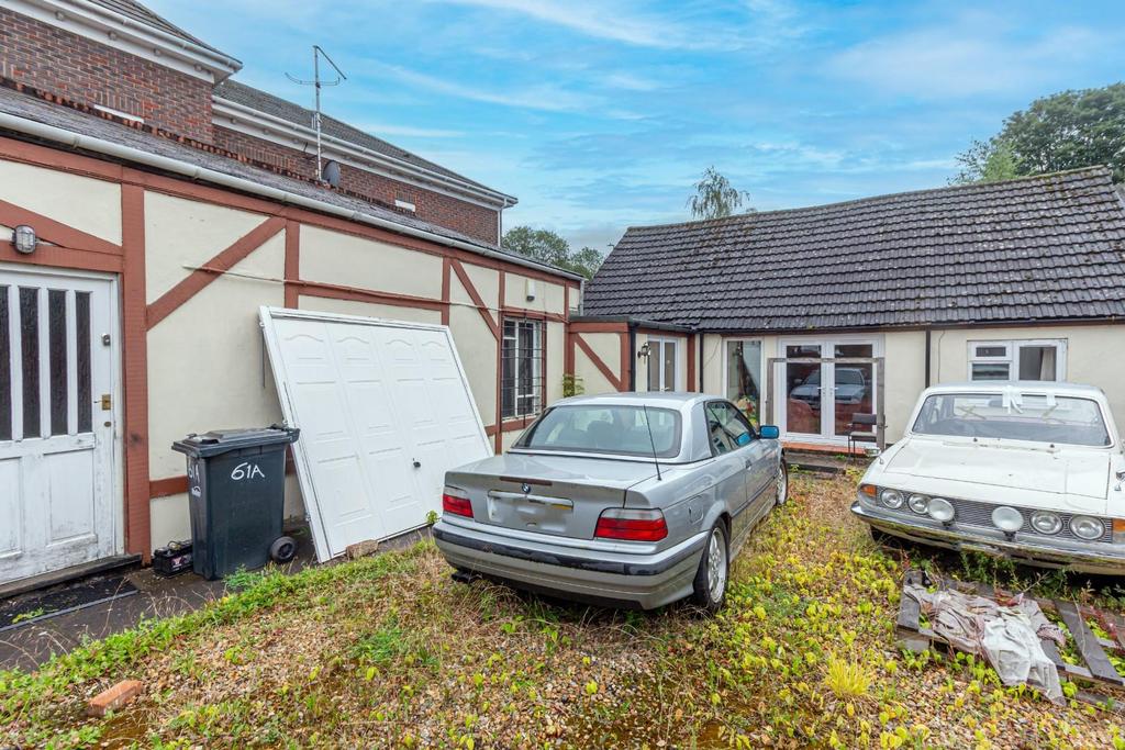 High Street, Wordsley, Stourbridge, DY8 5SD 3 bed detached bungalow for