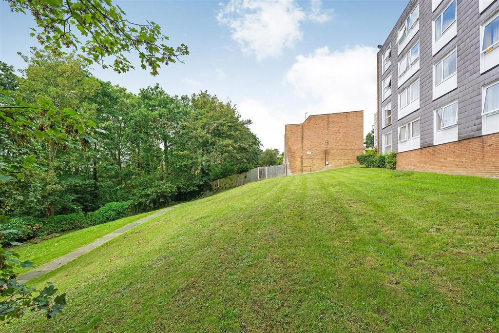 Priory Crescent-12.JPG