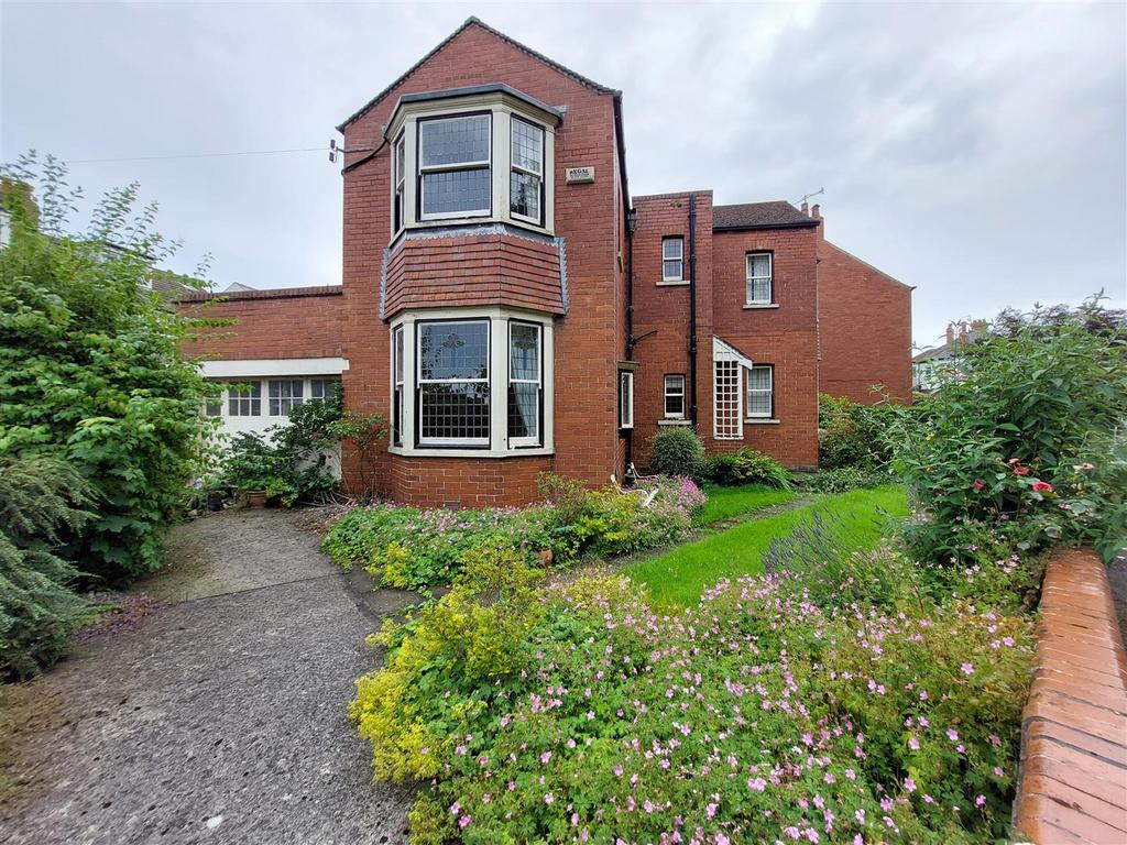 Peasholm Drive, Scarborough 3 bed detached house for sale £290,000