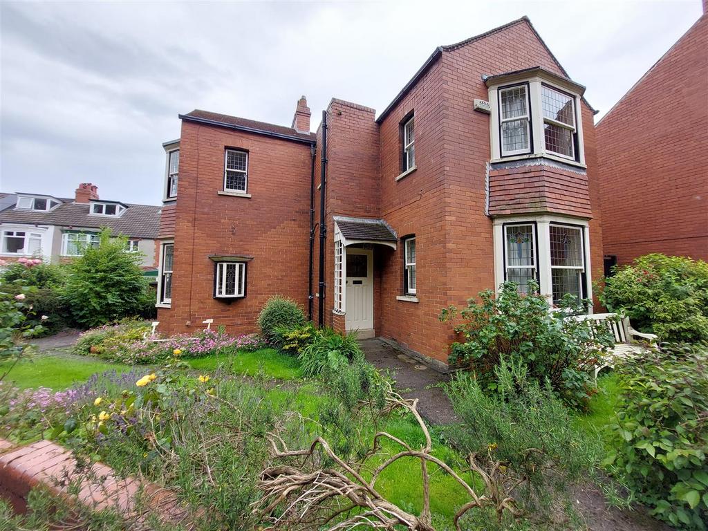 Peasholm Drive, Scarborough 3 bed detached house for sale £290,000