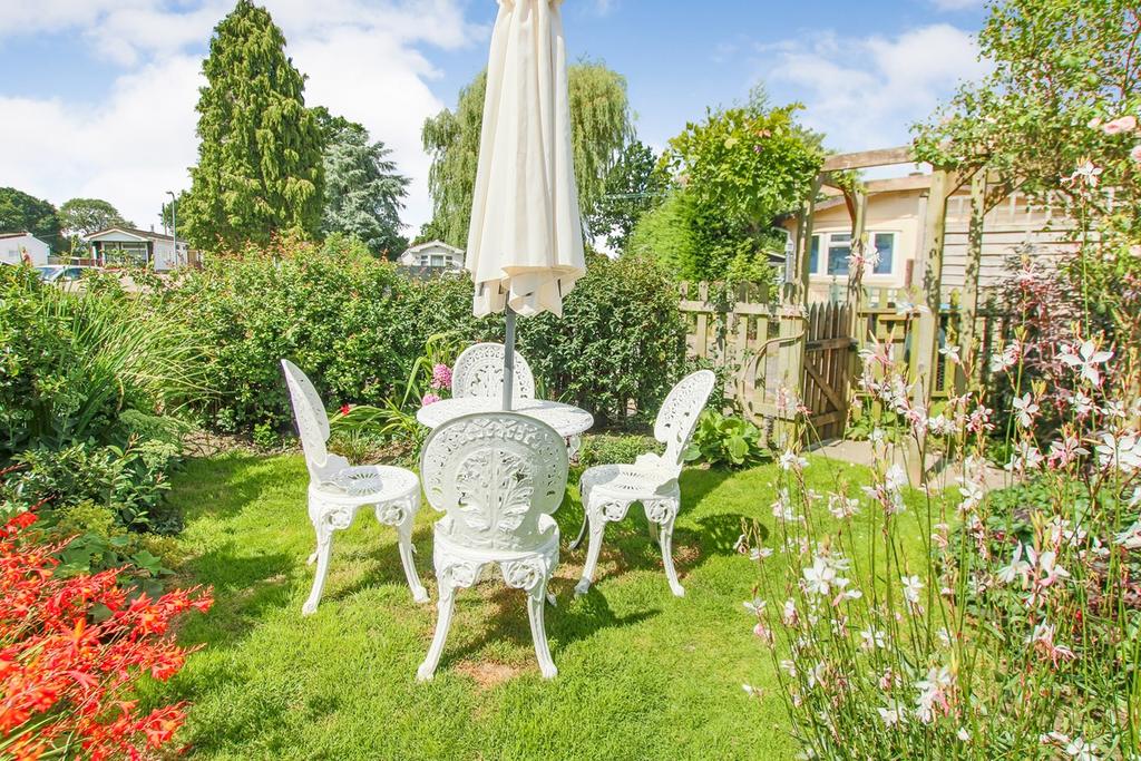 Meadowside Park, Lingfield, RH7 1 bed park home for sale £125,000