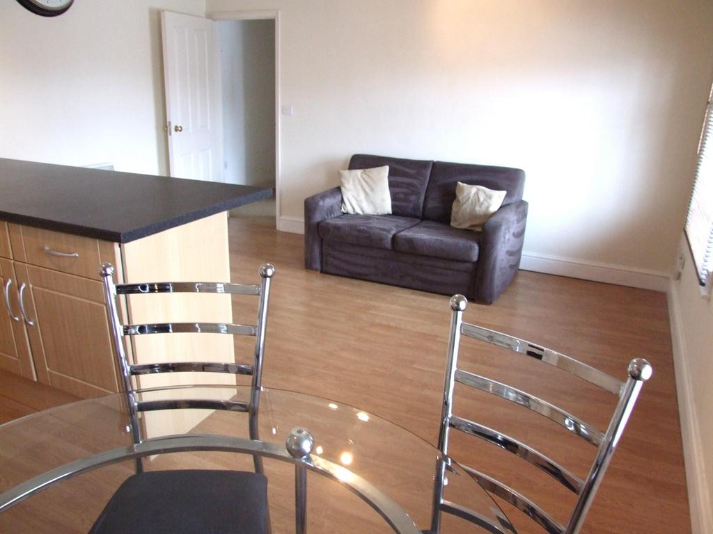 Lounge/Dining Area