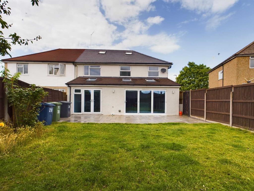 Cambridge Crescent, High HP13 4 bed semidetached house for