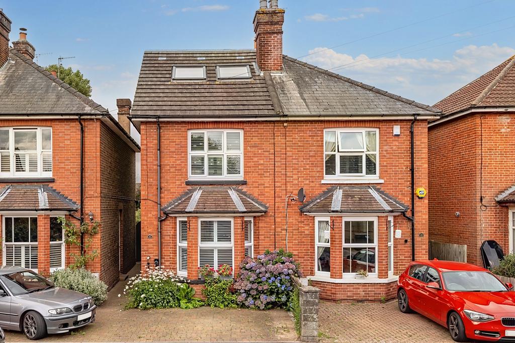 Lumley Road, Horley, Surrey, RH6 4 bed semidetached house for sale £