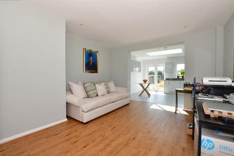 95 Randall Drive, Hornchurch, RM12 6TA