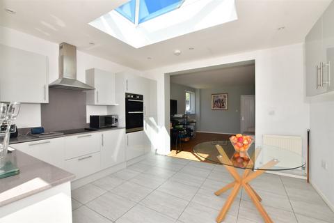 95 Randall Drive, Hornchurch, RM12 6TA