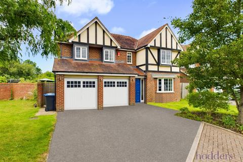 5 bedroom detached house to rent, Eaves Close, Addlestone, Surrey, KT15