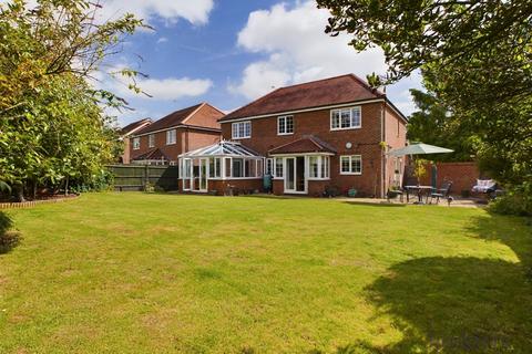 5 bedroom detached house to rent, Eaves Close, Addlestone, Surrey, KT15