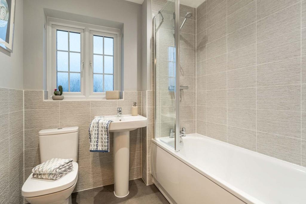 Family-friendly modern bathroom