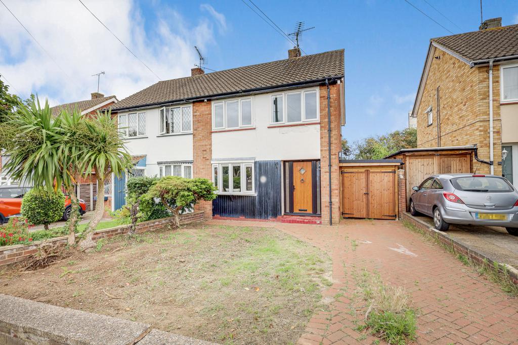 Pinewood Avenue, Leighonsea, SS9 3 bed semidetached house for sale