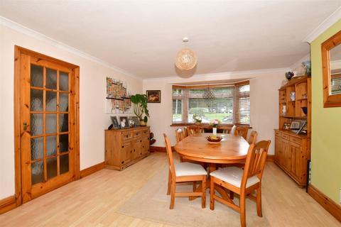 6 Bakers Mead, Godstone, RH9 8AU