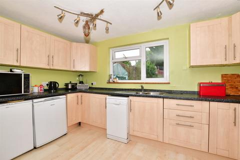 6 Bakers Mead, Godstone, RH9 8AU