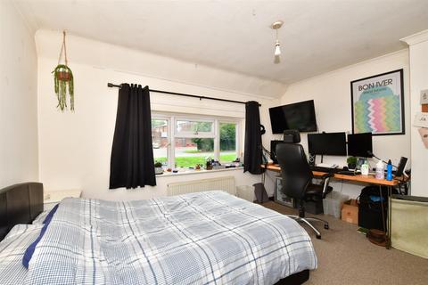 6 Bakers Mead, Godstone, RH9 8AU