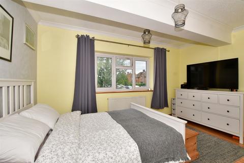 6 Bakers Mead, Godstone, RH9 8AU