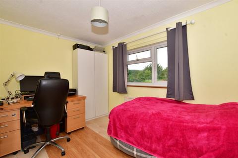 6 Bakers Mead, Godstone, RH9 8AU