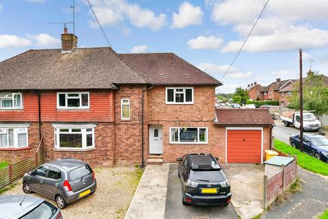 6 Bakers Mead, Godstone, RH9 8AU