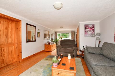 6 Bakers Mead, Godstone, RH9 8AU