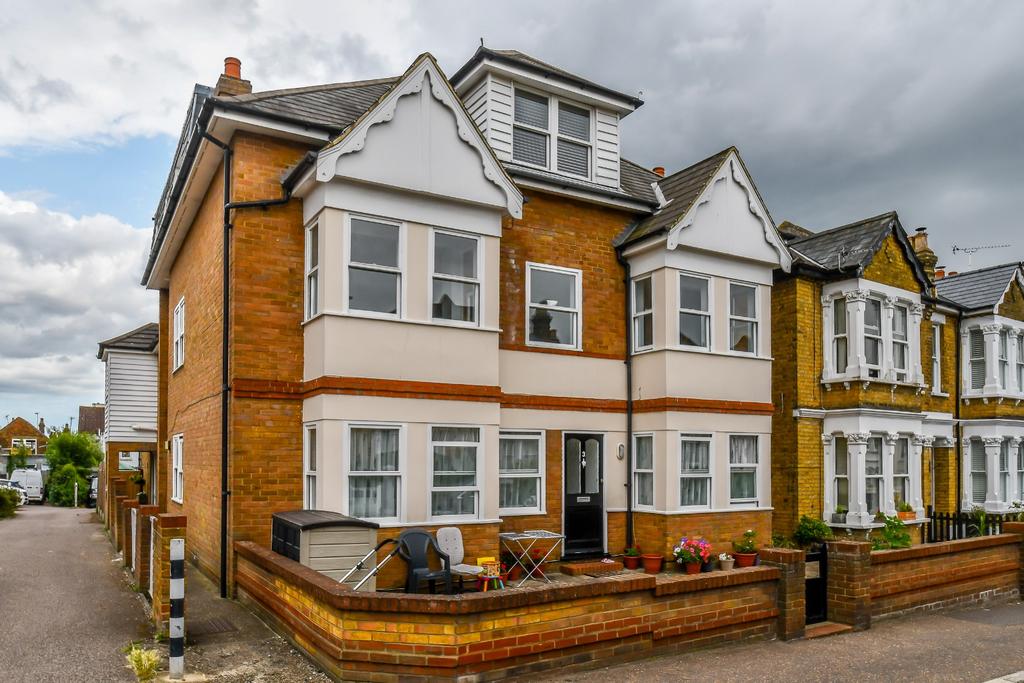 Avenue Road, LeighOnSea SS9 2 bed apartment £1,300 pcm (£300 pw)