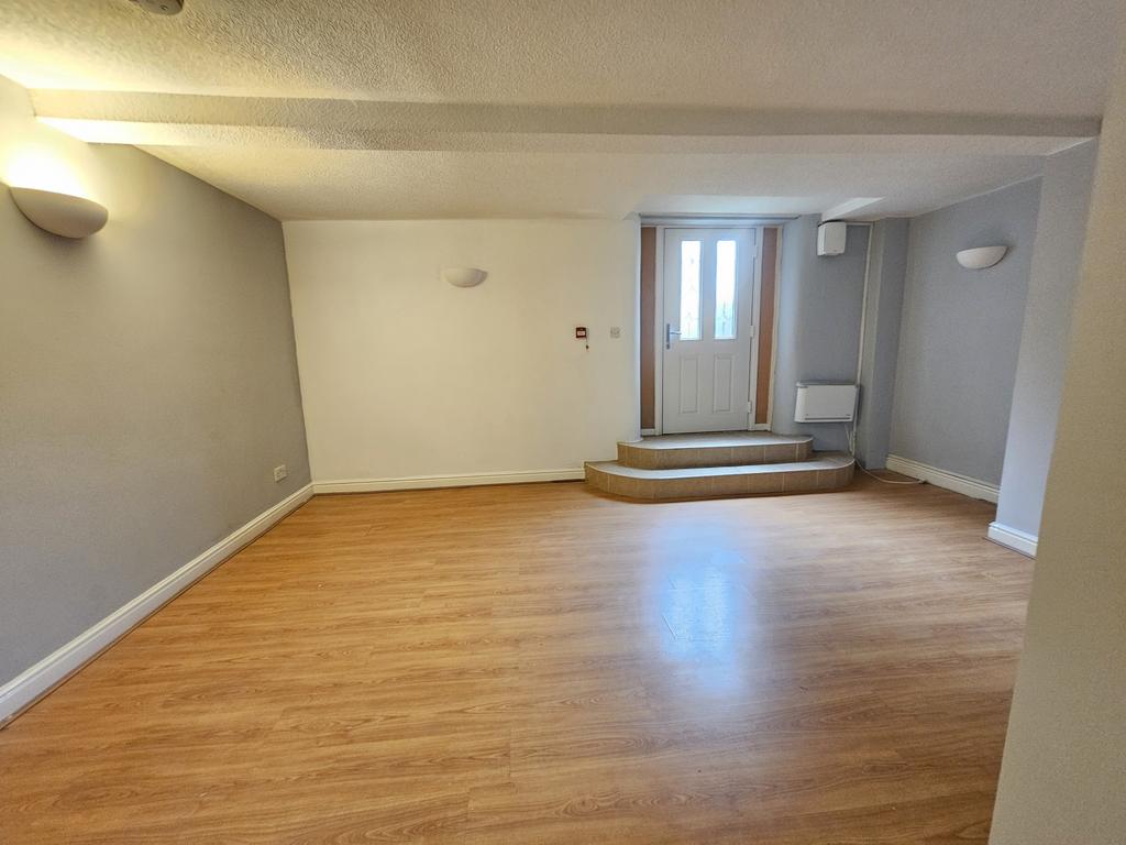 Mottram Road, stalybridge, SK15 3AD 2 bed flat to rent £750 pcm (£173 pw)