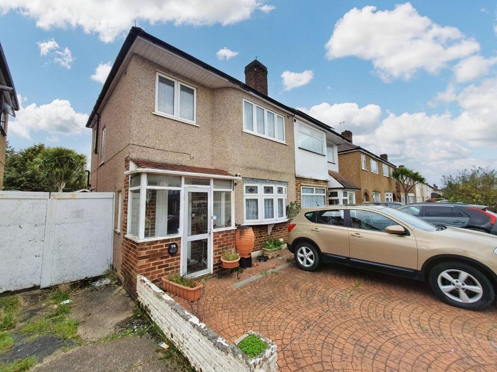 Parkfield Crescent, Ruislip, HA4 2 bed semidetached house £475,000