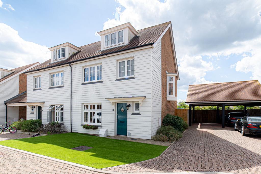 Lakeside Avenue, Faversham, ME13 4 bed townhouse for sale £450,000