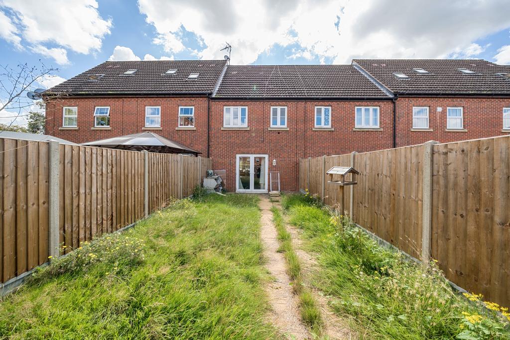 Chapman Road, Wellingborough, NN8 3 bed terraced house £180,000