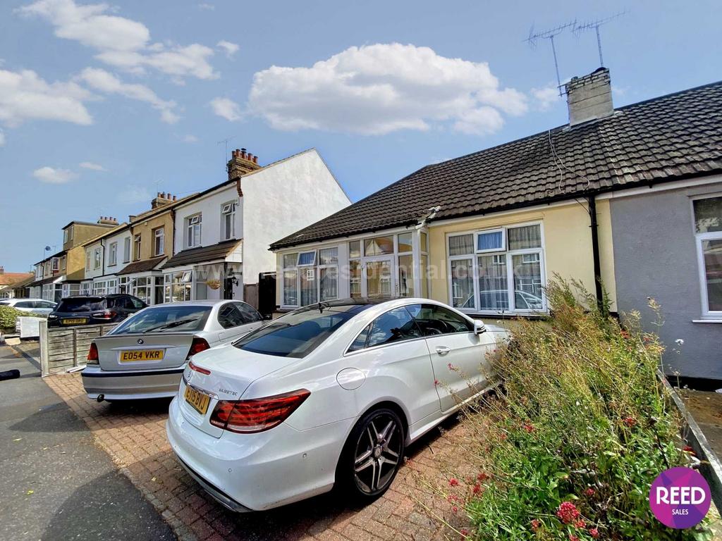 Cumberland Avenue, Southend On Sea 3 bed chalet £425,000