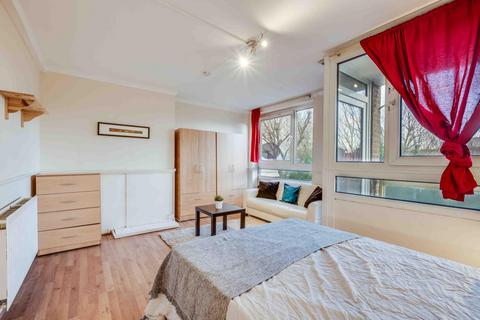 3 bedroom flat to rent, Fern Street, London E3