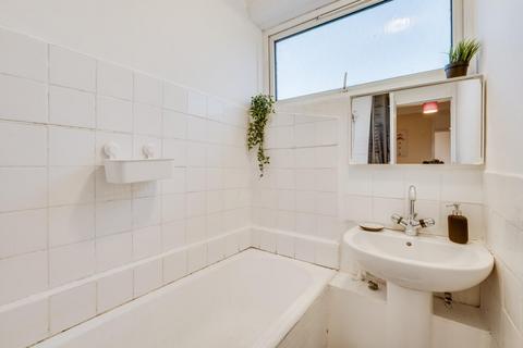 3 bedroom flat to rent, Fern Street, London E3
