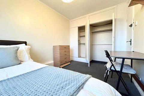 3 bedroom flat to rent, Fern Street, London E3