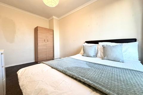 3 bedroom flat to rent, Fern Street, London E3