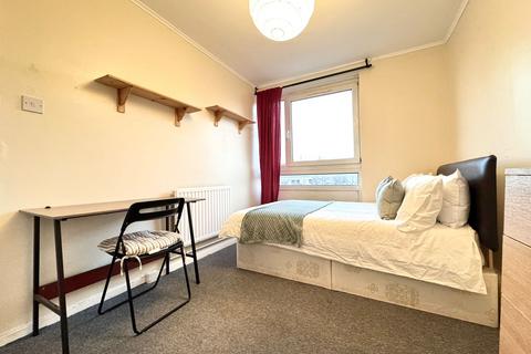 3 bedroom flat to rent, Fern Street, London E3