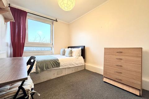 3 bedroom flat to rent, Fern Street, London E3