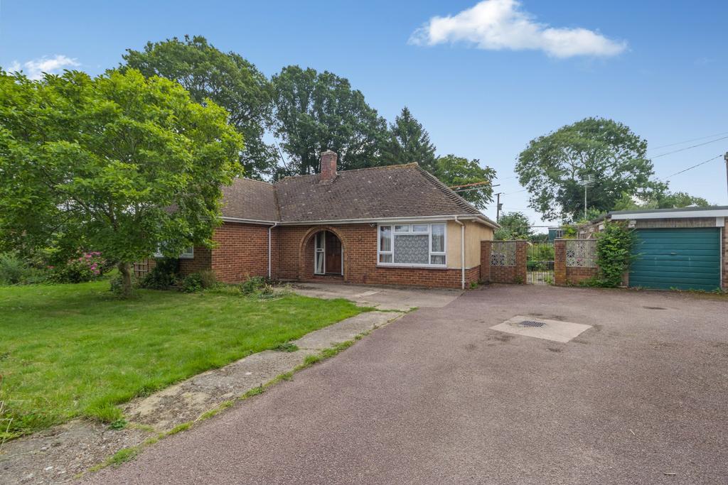 Weedon Hill, Hyde Heath, Amersham 3 bed detached bungalow for sale £