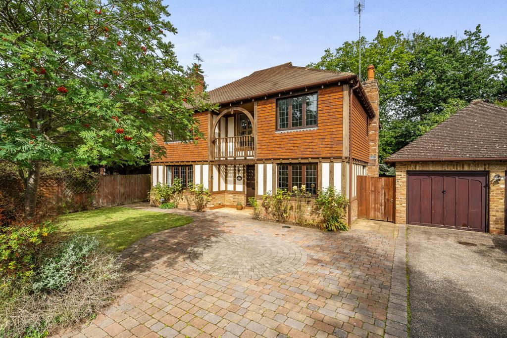 Hatfield Close, West Byfleet, KT14 5 bed detached house for sale £