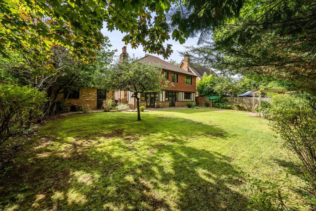 Hatfield Close, West Byfleet, KT14 5 bed detached house for sale £1,000,000