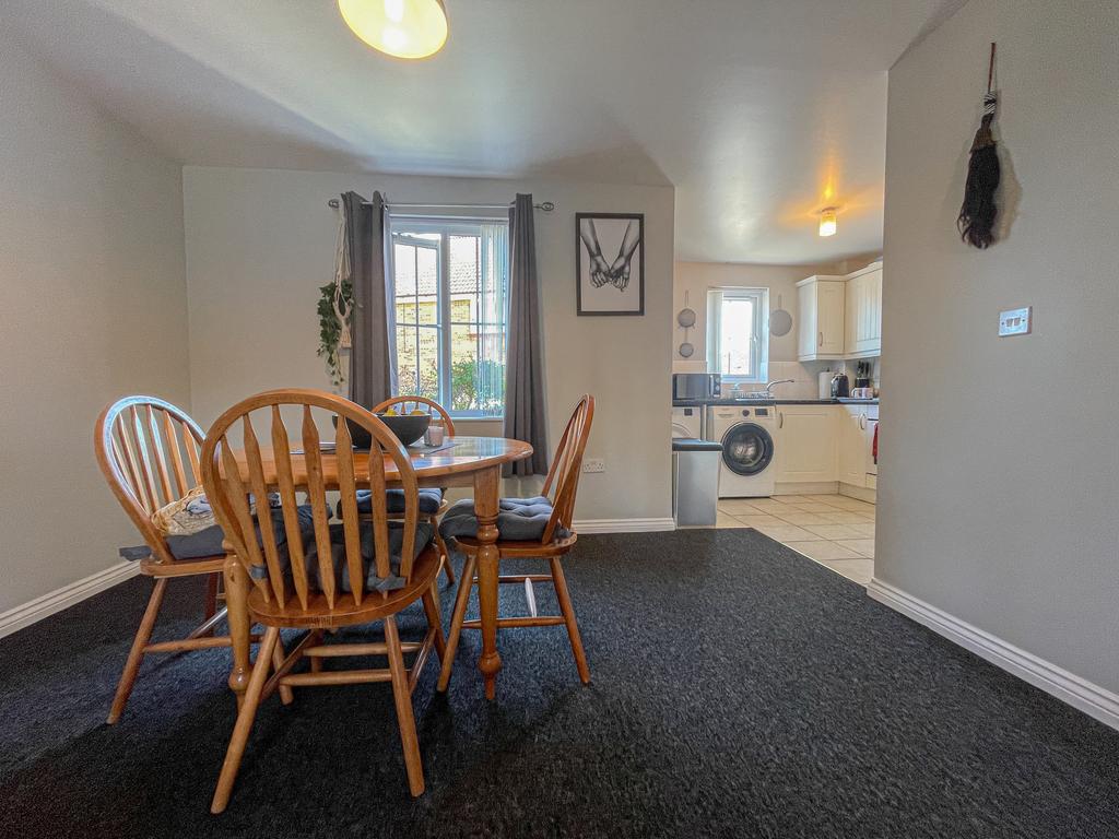 8 Stable Drive - Dining