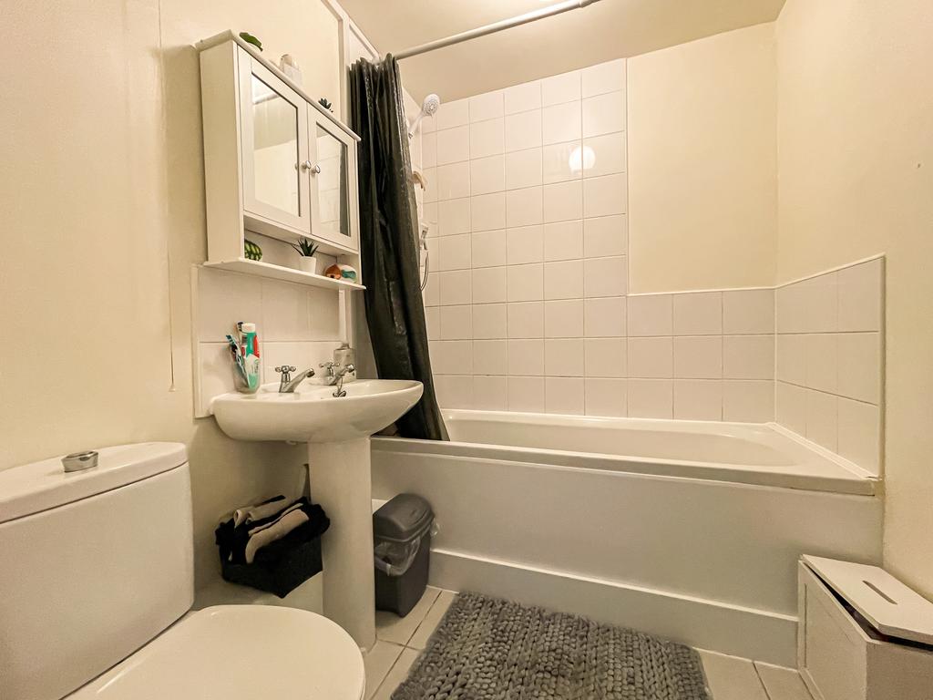 8 Stable Drive - Bathroom