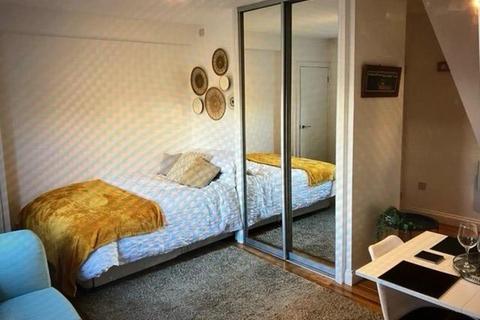 Studio to rent, Holburn Street, Basement Left, AB10