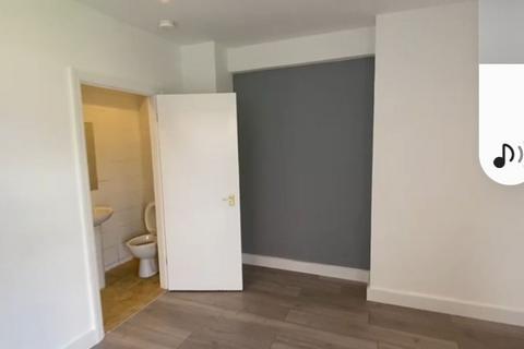 Studio to rent, Harrow HA2