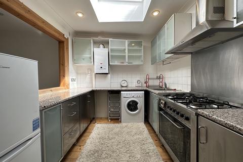 4 bedroom apartment to rent - Hansard Mews, West Kensington, London, W14