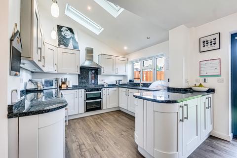 4 bedroom detached house for sale, Thundersley Park Road, Benfleet, SS7