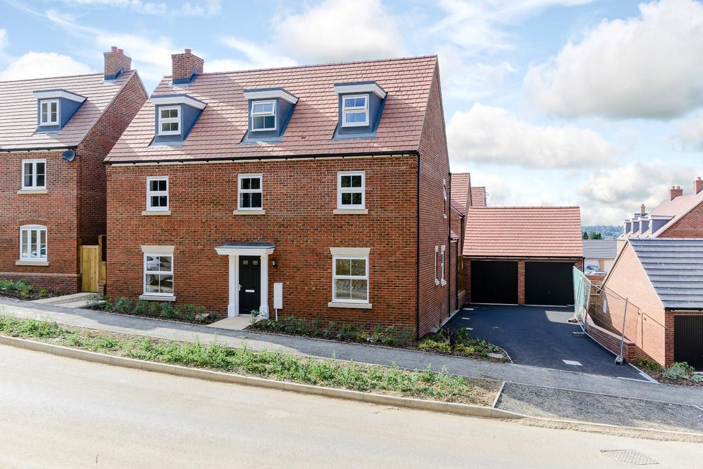 Shearwater Road, Hemel Hempstead... 5 bed detached house £3,300 pcm