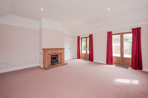 3 bedroom detached bungalow to rent, Southgate Street, Bury St. Edmunds