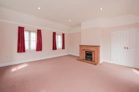 3 bedroom detached bungalow to rent, Southgate Street, Bury St. Edmunds