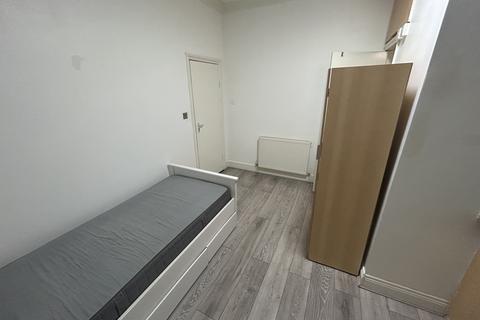 Studio to rent, Eynham Road, London W12