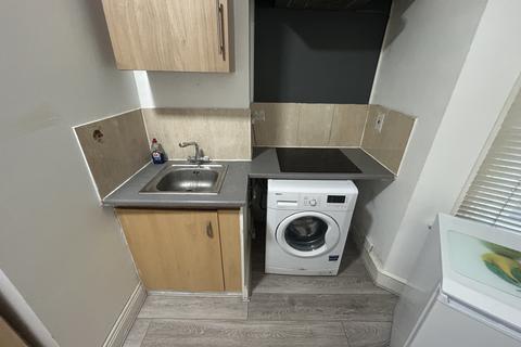 Studio to rent, Eynham Road, London W12