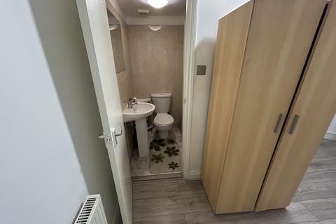 Studio to rent, Eynham Road, London W12