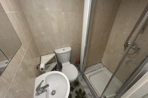 Studio to rent, Eynham Road, London W12